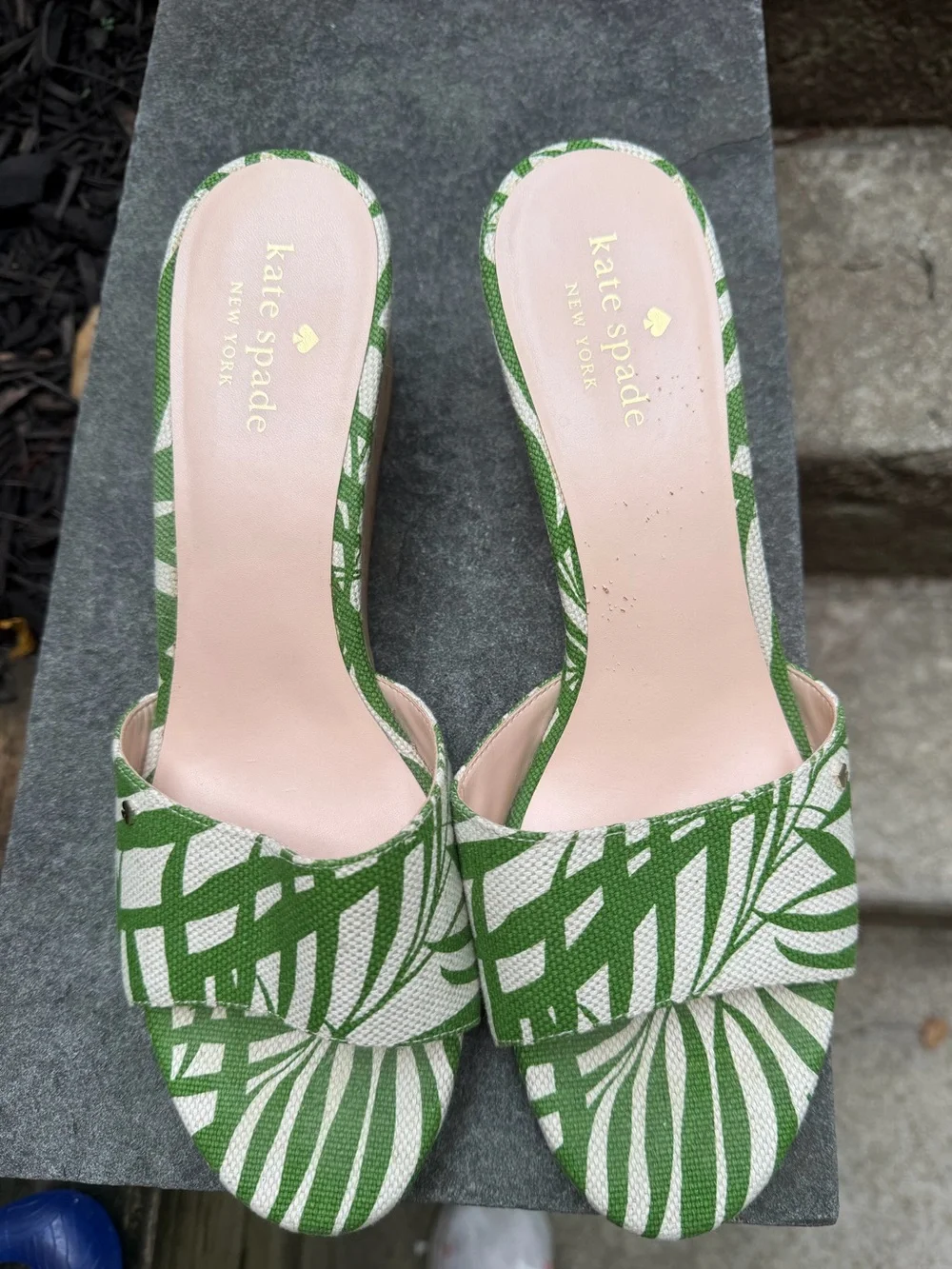 Gorgeous EUC Kate Spade Cabana Linen Palm Frond Print wedges